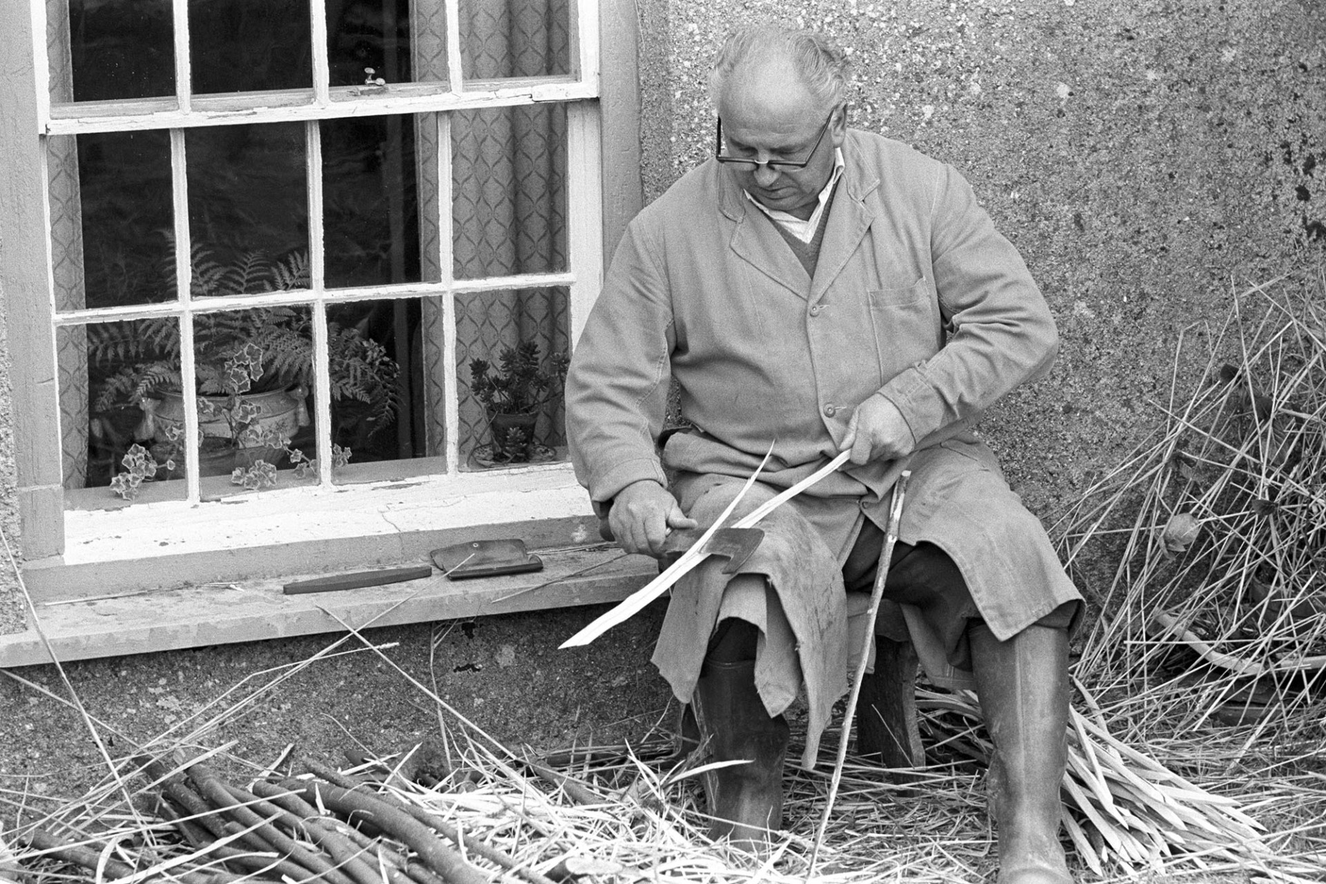 Thatcher Littlejohns cutting spars by James Ravilious