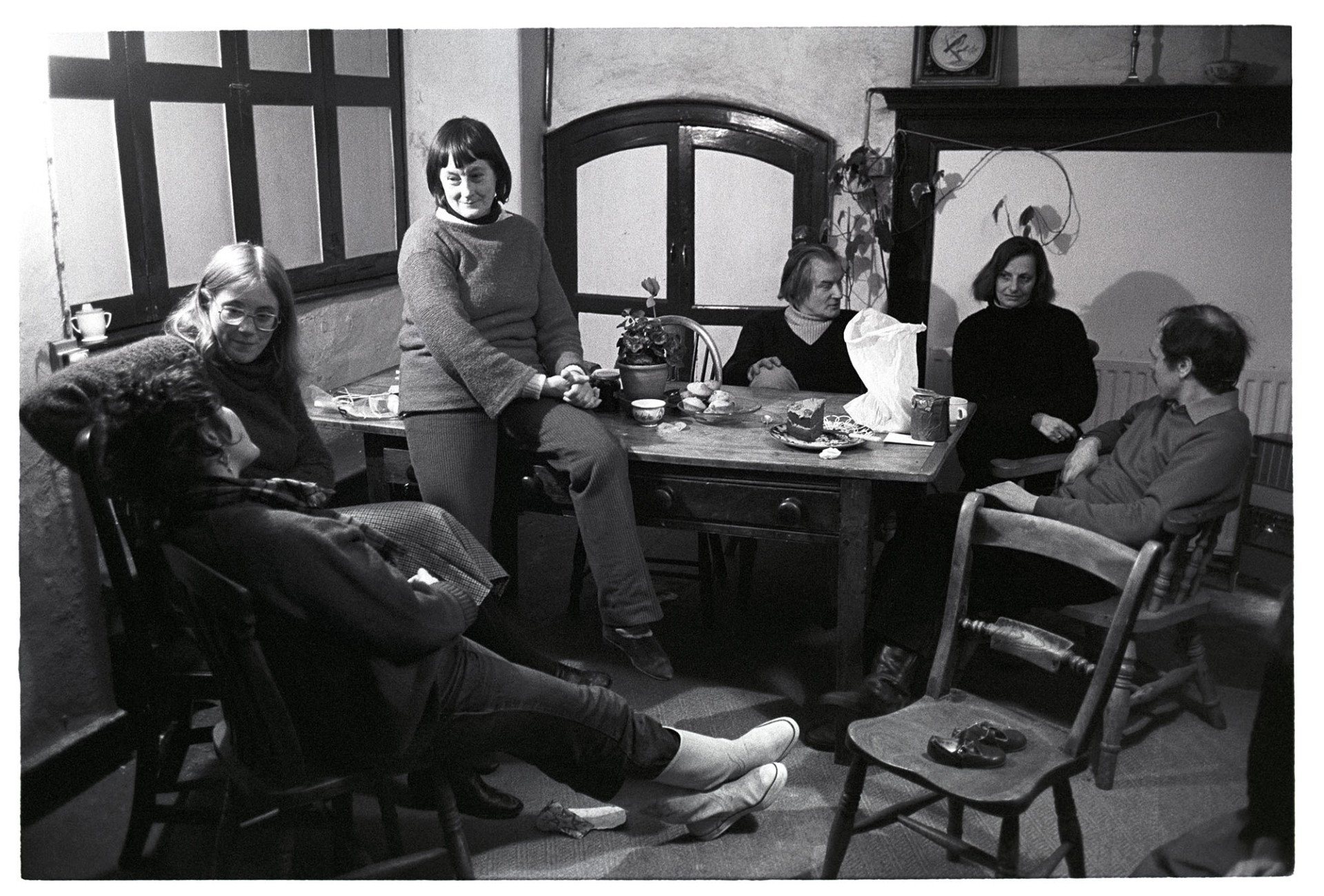 Family having tea and chat in kitchen of country house. <br />
[Men and women from the Furse family having tea and cake at a table in a partially wood panelled room in Halsdon House, Dolton. Left to right: John Furse; Frances Whistler; Theresa Whistler (nee Furse); Patrick Furse; Antonia Furse (wife of Patrick); Andrew Harvey, musician in residence at Beaford Centre.]