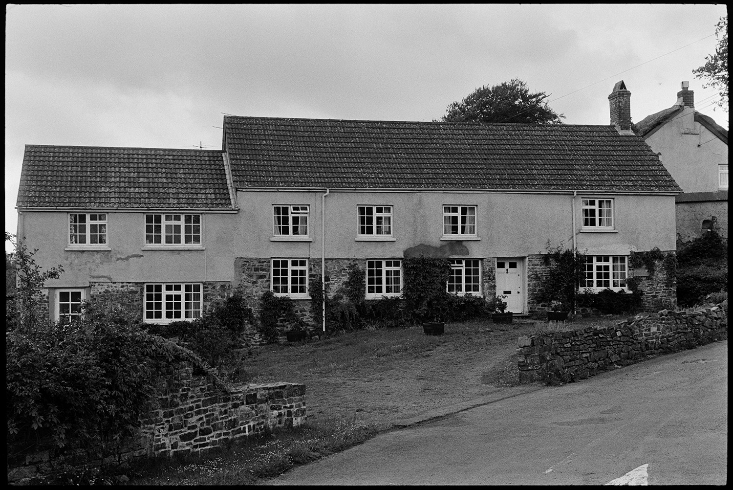 Village and farm, comparison with old photo.
[A house in Meshaw, which has been modernised.]