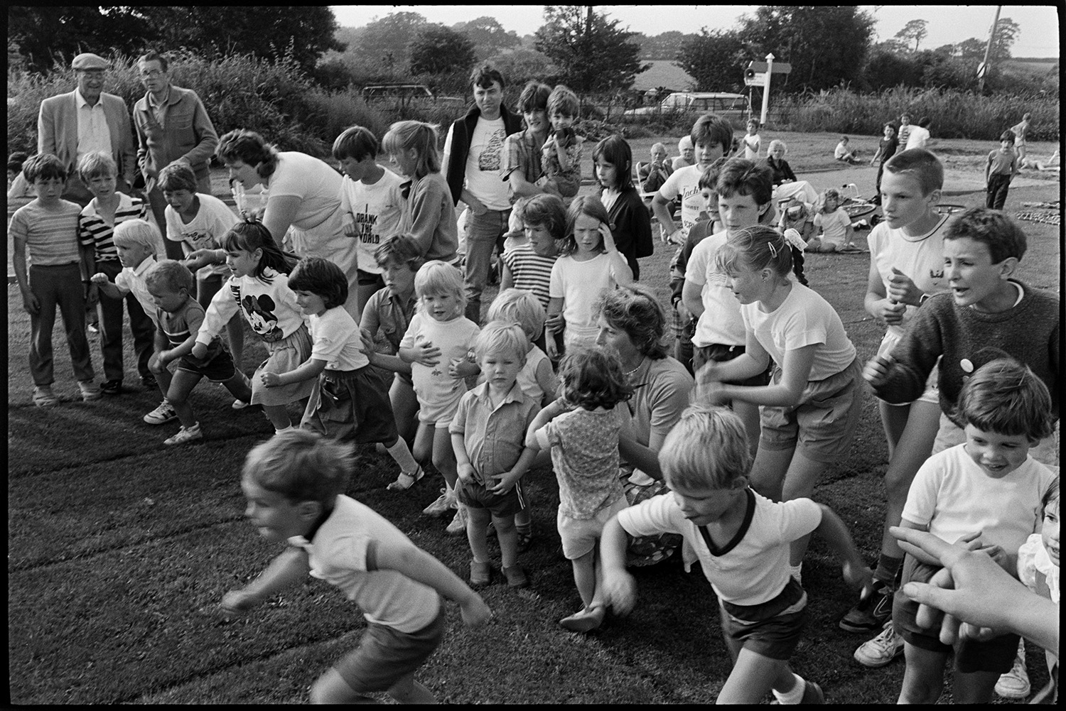 Children's sports.
[A group of children gathered in a field for a race on Sports Day at Chulmleigh.]