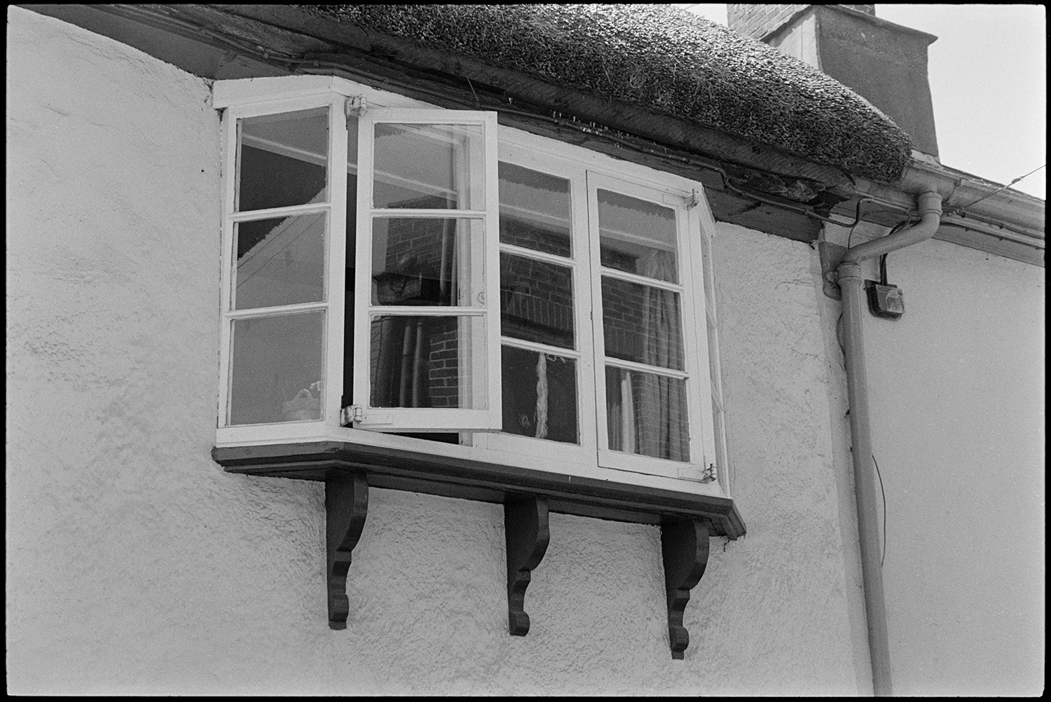Details of windows of old house, oriel window.
[An oriel window on an old house with a thatched roof in South Molton Street, Chulmleigh.]
