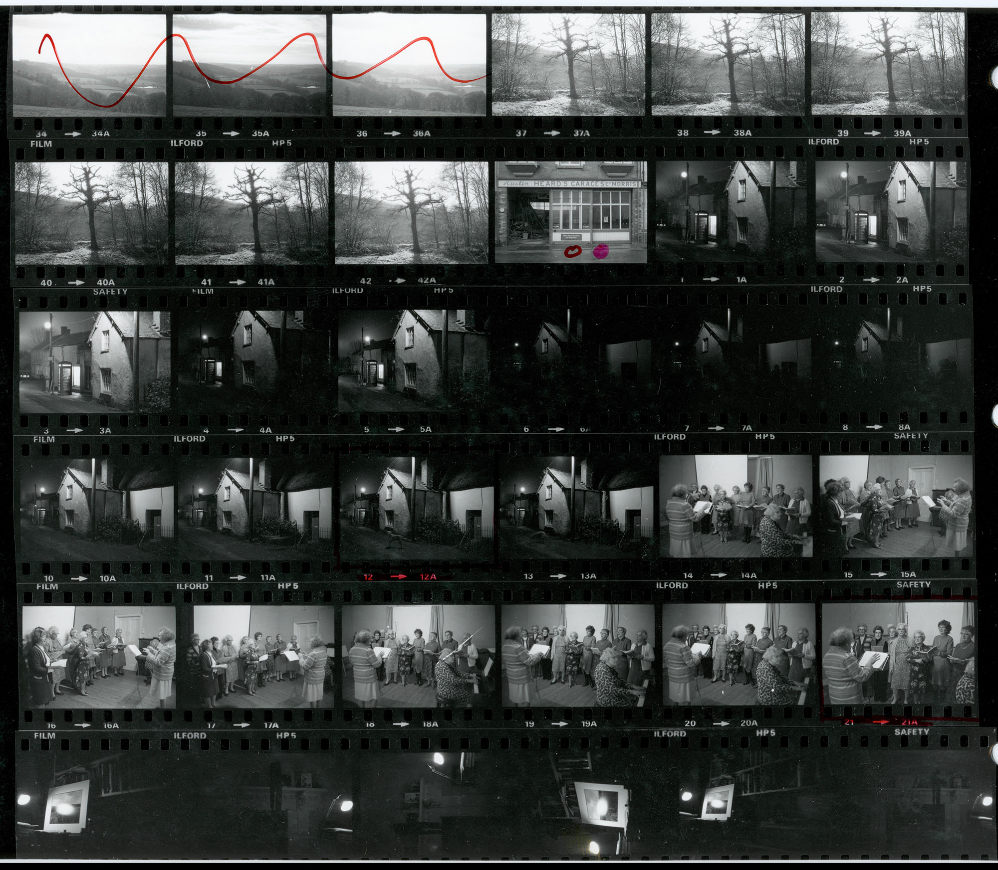 Negative numbers 34-42, 0-8 and 10-21. The six frames on the bottom row of this contact sheet do not have corresponding negatives in RAV/01/1162.