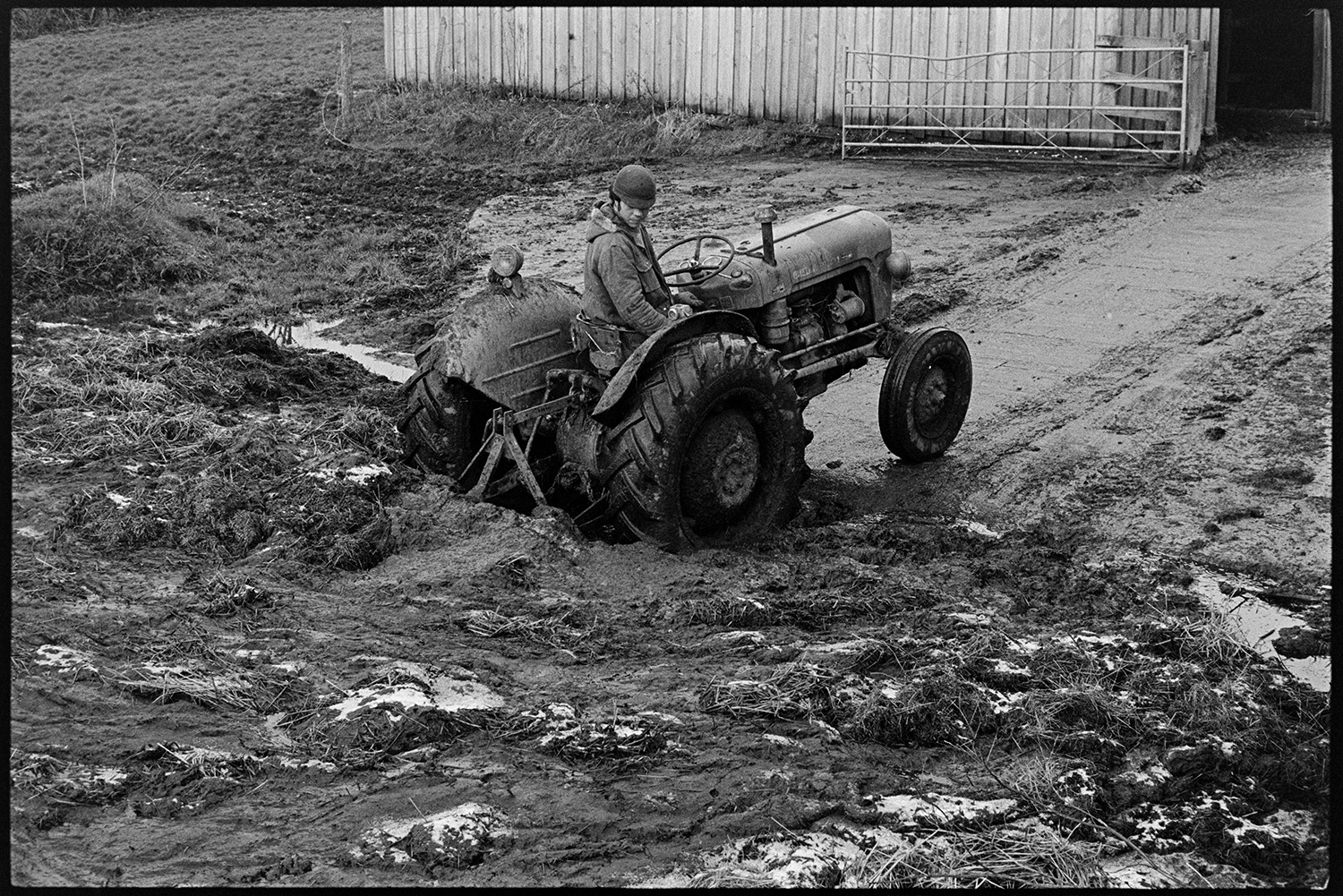 Clearing slurry with tractor and scraper.
[Graham Ward or David Ward on tractor fitted with a scraper pushing slurry into a slurry heap at Parsonage, Iddesleigh.]