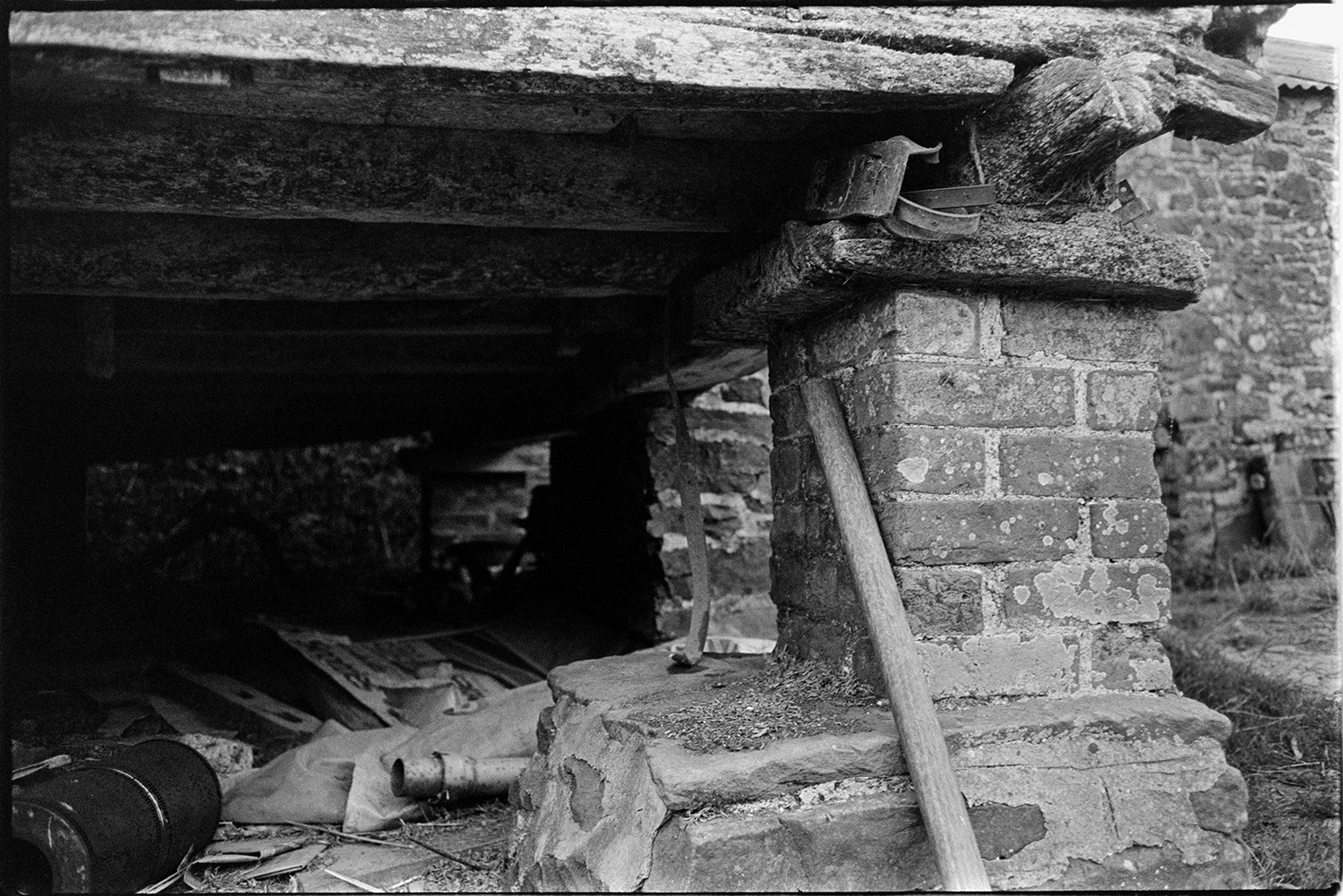 Details of granary, brickwork and roof construction. 
[A close up view of the brick pillars supporting a granary building in the farmyard at High House, Atherington.]